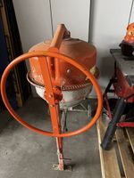 Alte Betonmischmaschine / Mörtelmischer mit Ha
