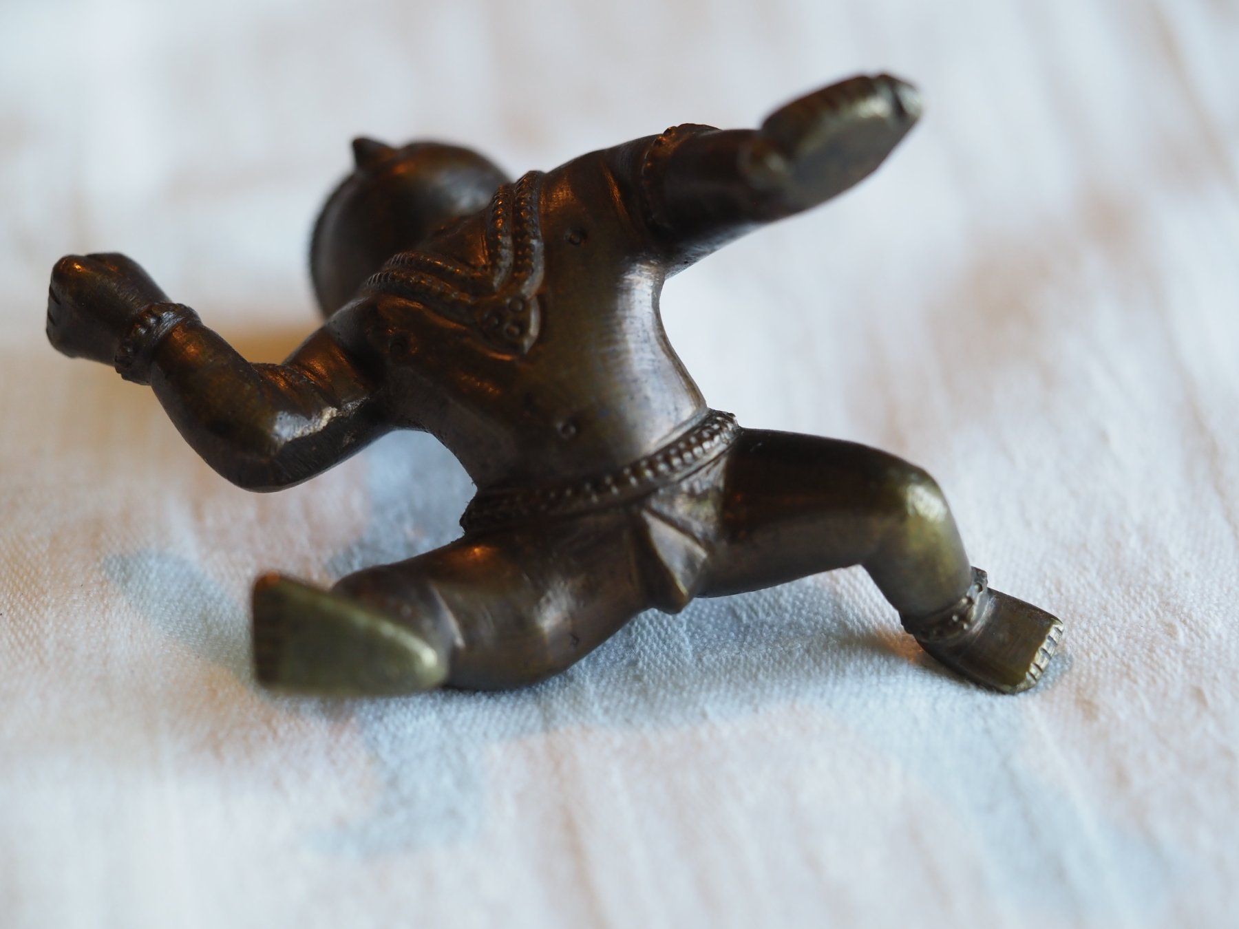 Skulpturen & Statuen: Balakrishna Figur mit Butterkugel, aus Messing – Gebraucht aus Schänis von Lobelie1 2