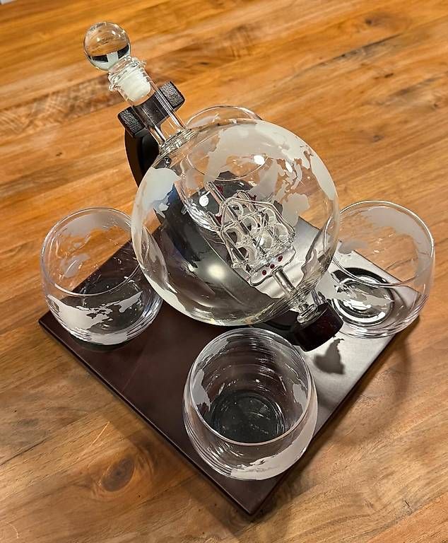Caraffe: GLASKARAFFE GLOBUS MIT SEGELSCHIFF INKL. 4 DRINK-GLÄSER – Nuovo e nell'imballaggio originale da Horn venduto da P.Blattmann 1