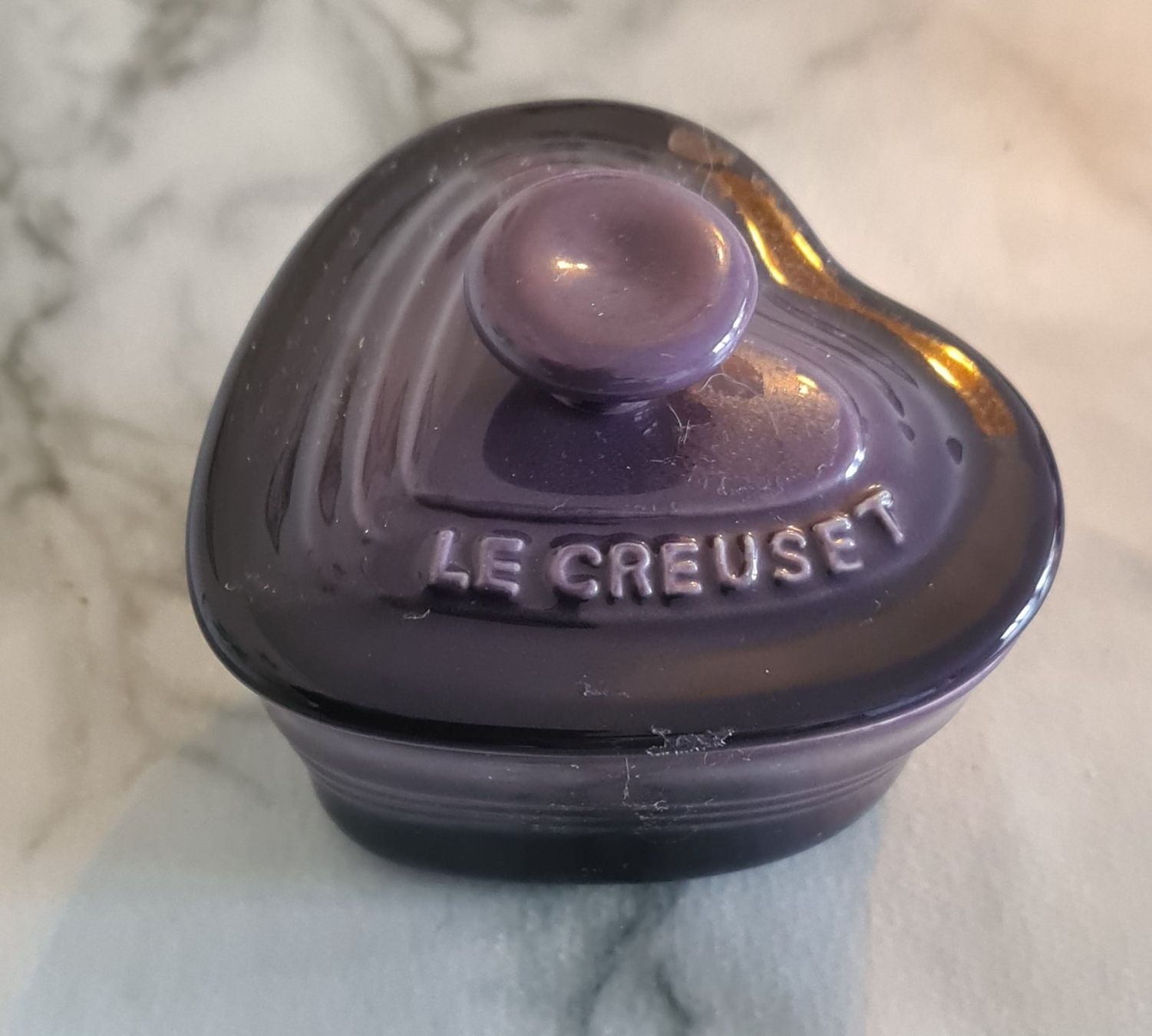 Le Creuset Töpfe: Le Creuset Herz lila mini cocotte – Gebraucht aus Winterthur von bibummi 1