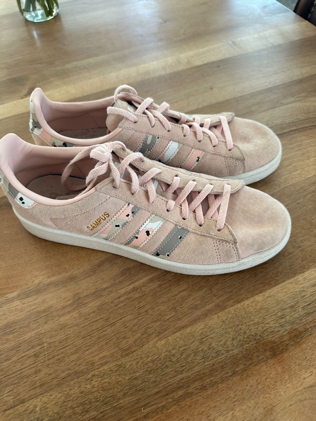 Adidas Scarpe da donna: Sneaker Adidas Campus, hellrosa mit camuflash, Gr. 40 2/3 – Usato da Boswil venduto da Roy67