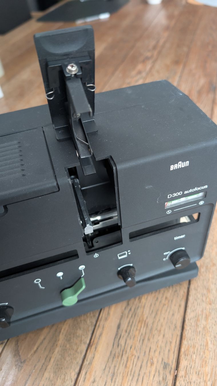 Braun Proiettori: Braun D300 Autofocus Diaprojektor – Difettoso da Geroldswil venduto da viv_vs9r