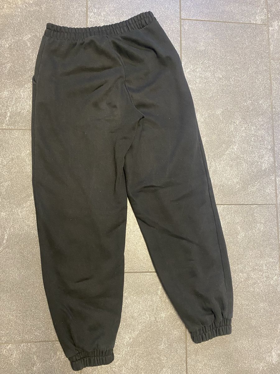 Stradivarius Pantaloni: Trainerhose Stradivarius Gr.S schwarz – Usato da Baar venduto da kamasija 1