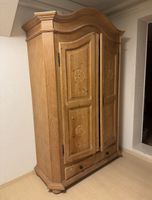 Massiver Holzschrank / Bauernschrank mit Schnitzereien