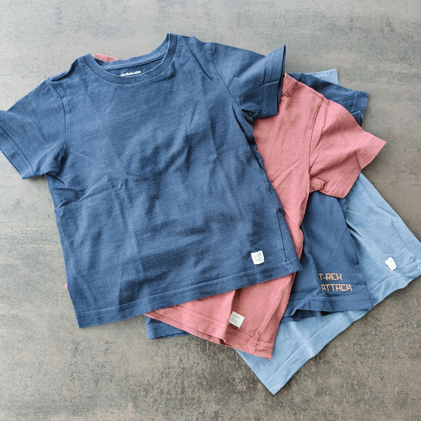 Hemden, T-Shirts & Polos: 4er Set T-Shirts in Gr. 104, vertbaudet – Gebraucht aus Aesch ZH von TaniTomy