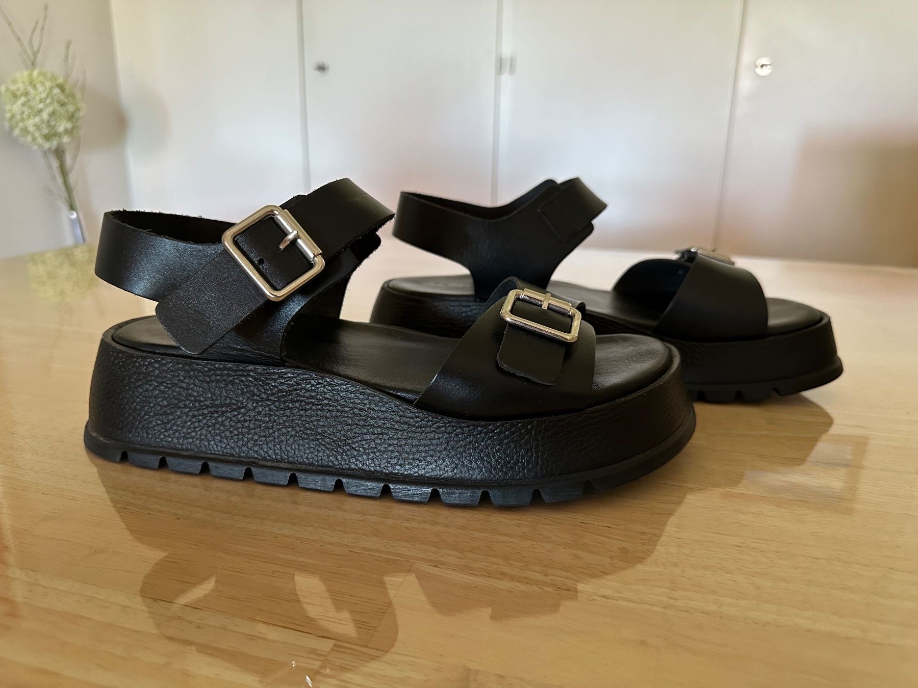 La Garçonne Scarpe da donna: Sandales plateforme La Garçonne, cuir noir – Nuovo (secondo la descrizione) da La Neuveville venduto da flodocha 1