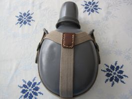 Antike Militär-Feldflasche mit Becher, Aluminium