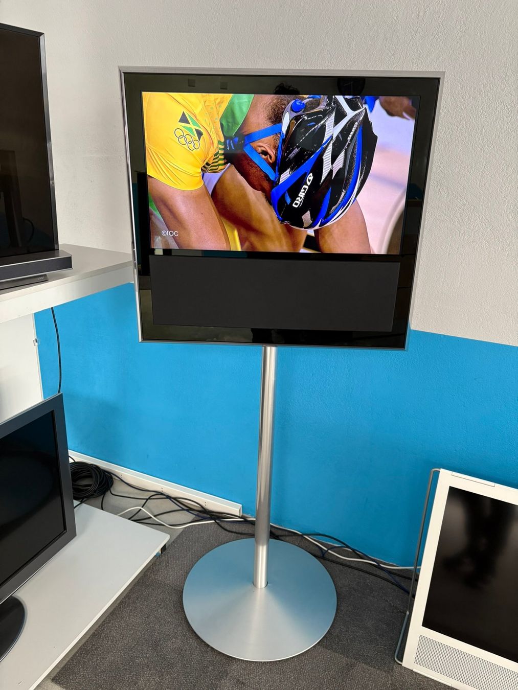 Bang & Olufsen Televisori: Beovision 10-32 auf hohem Standfuss – Usato da Hochdorf venduto da av-electronics