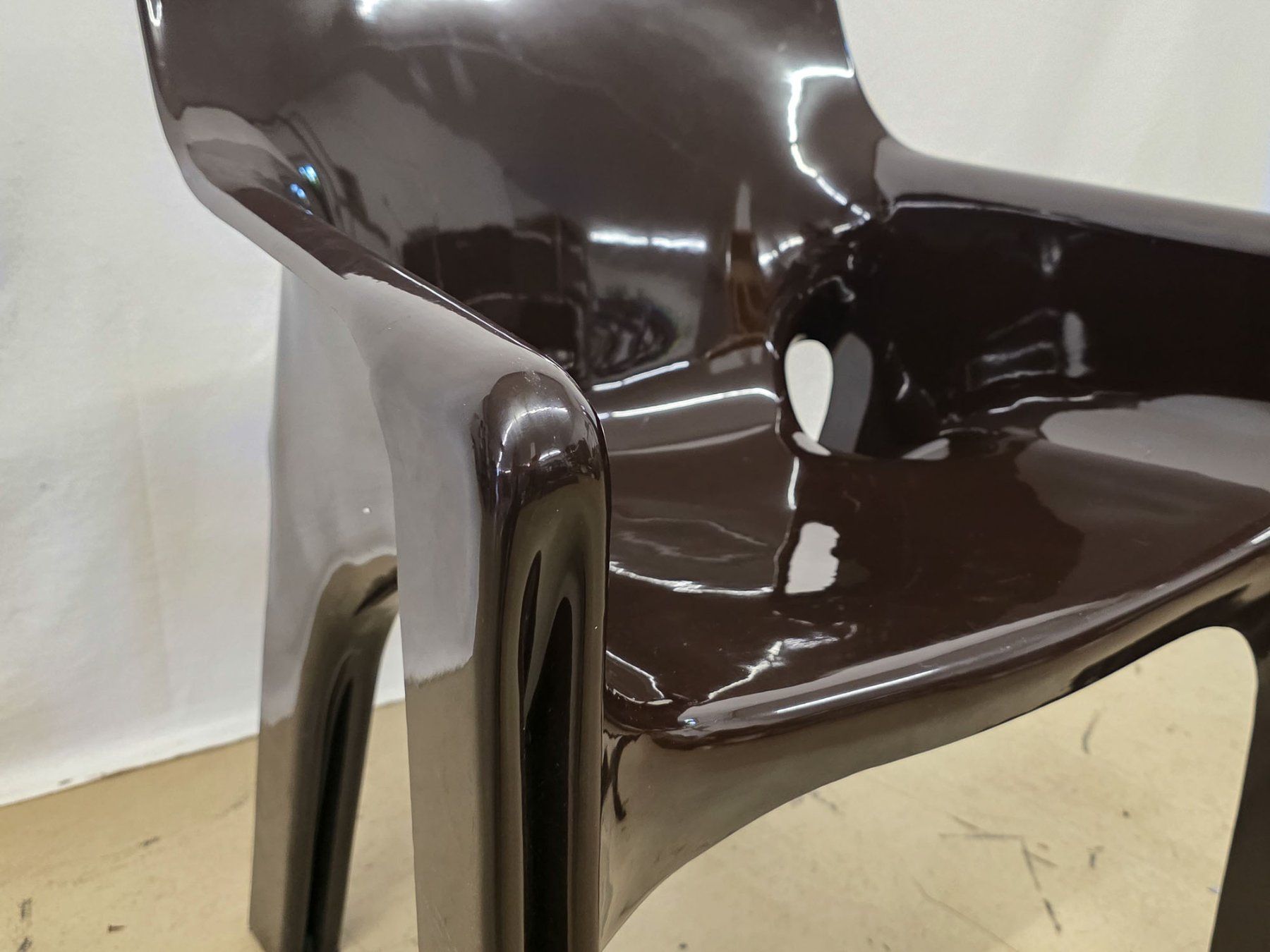 Artemide Chaises: Artemide "Gaudi" Stuhl - braun, Designklassiker - Ref. 05/67 – D'occasion à Au ZH par BrockiAu 5