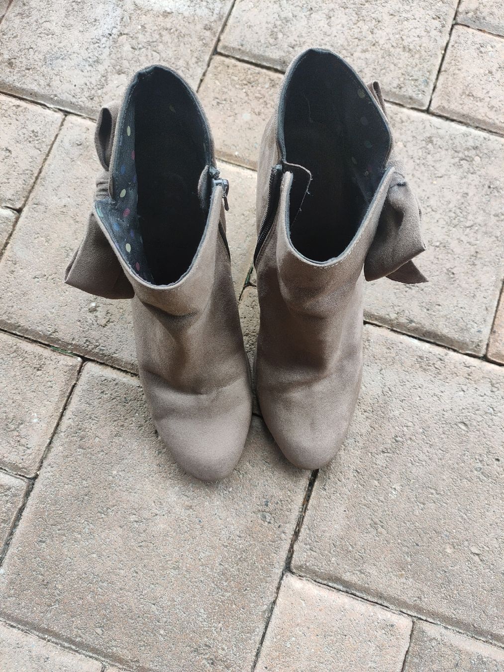 Scarpe da donna: Stiefeletten Wildlederimitat mit Schleife Gr.38 – Usato da Horgen venduto da Lulusa 3