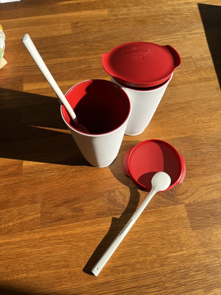 Tupperware Recipients et similaires: Tupperware Maxibecher 2 Stk. mit Deckel und Löffel. – D'occasion à Kriegstetten par sin_fp27 1