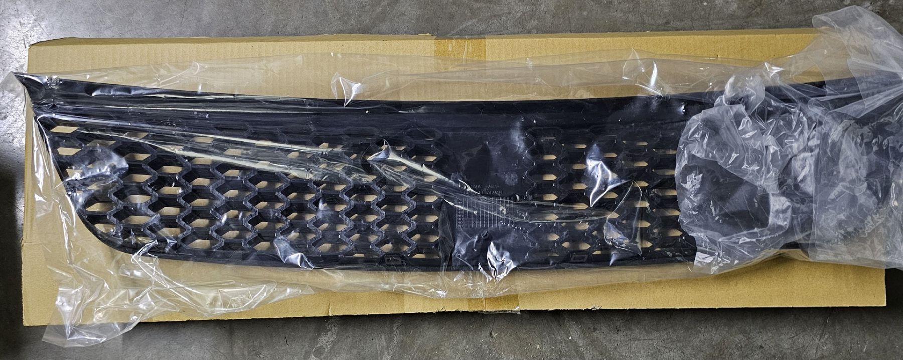 Suzuki Tutti pezzi di ricambio auto: Suzuki Swift Kühlergrill – Nuovo e nell'imballaggio originale da Oberhallau venduto da ric_qr89 1