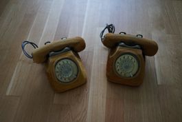 Zwei antique vintage Schnurwahltelefone mit Hussen