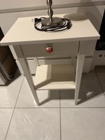 2 Nachttische Ikea Hemnes und 2 Lampen