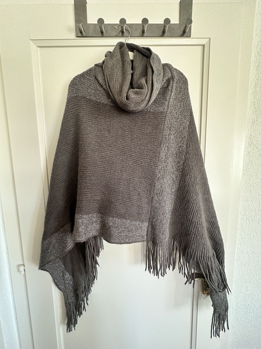 Anna Field Maglioni & Felpe: Poncho gris chaud et tendance – Usato da Cheseaux-Lausanne venduto da Cerfynie