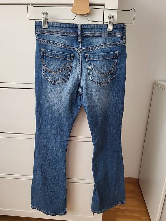 Pantaloni: Mädchen Jeans  H&M Flared Leg Gr.140 – Usato da Oberaach venduto da Svea11 1