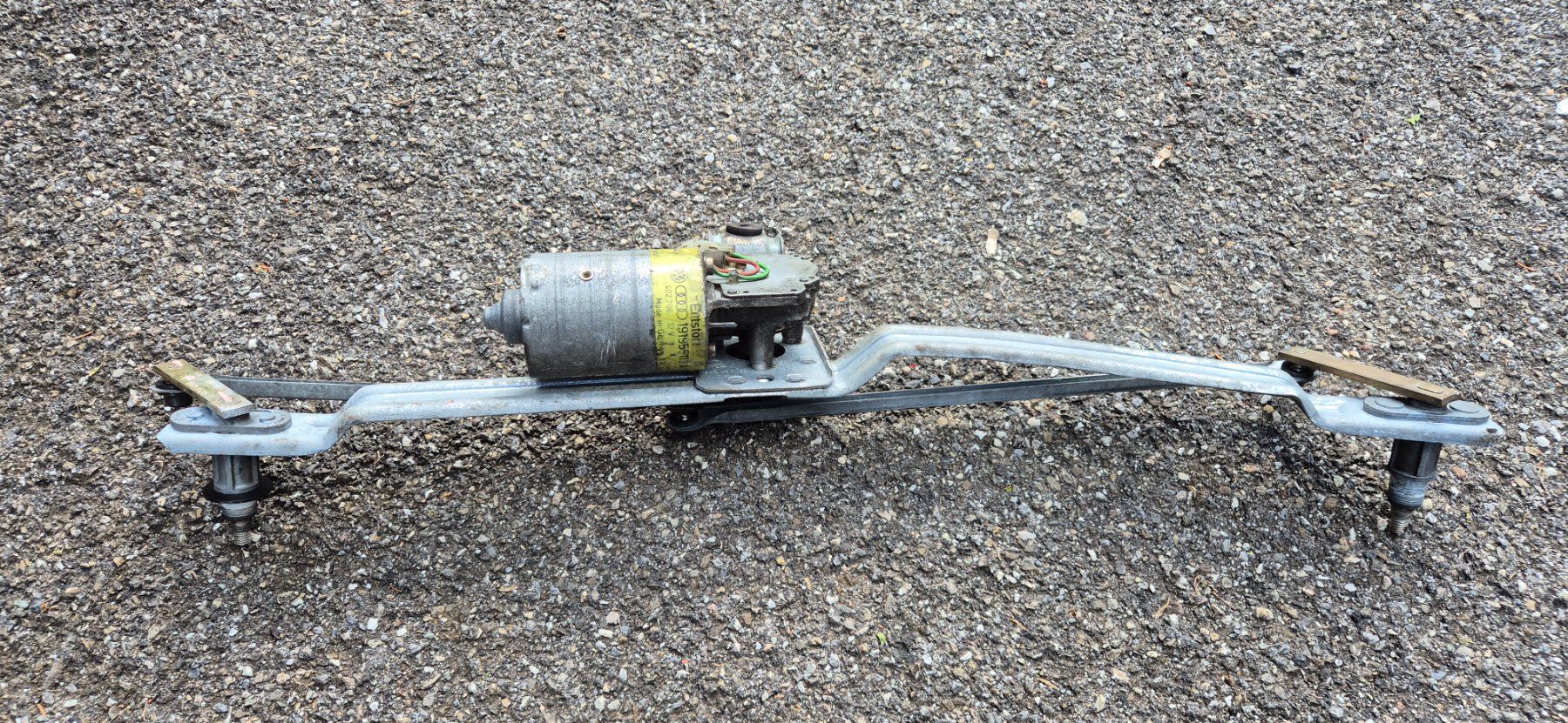 Volkswagen Tutti pezzi di ricambio auto: Golf 2 Scheibenwischgestänge mit Motor – Usato da Riggisberg venduto da Mahali04