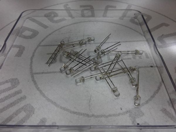 Componenti elettronici: LED klar/rot, 3mm, 20 Stück, 2V/20mA – Nuovo (secondo la descrizione) da Luzern venduto da Salefactory 1