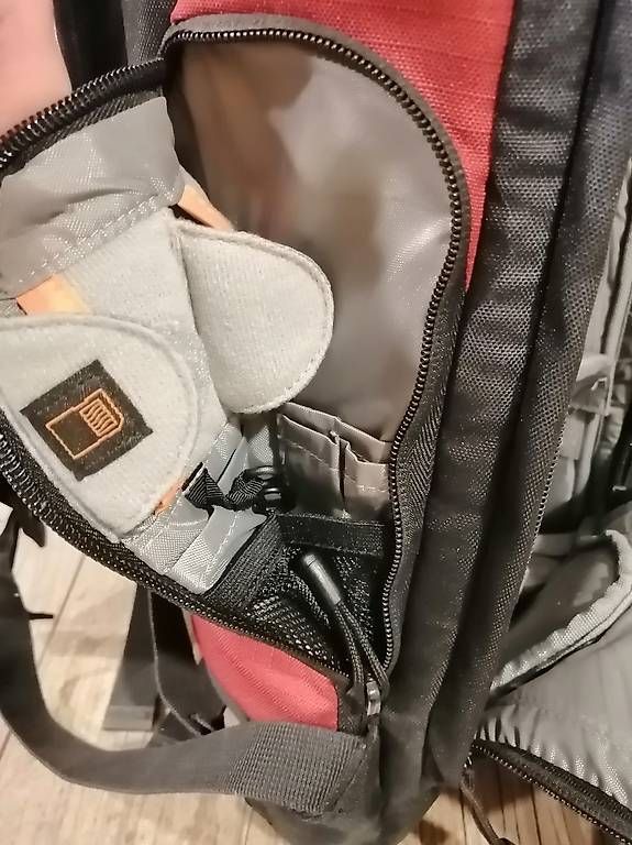Sacs à dos: Lowepro Kamara-Rucksack, rot-schwarz – D'occasion à Reinach BL par urbanfinds 1