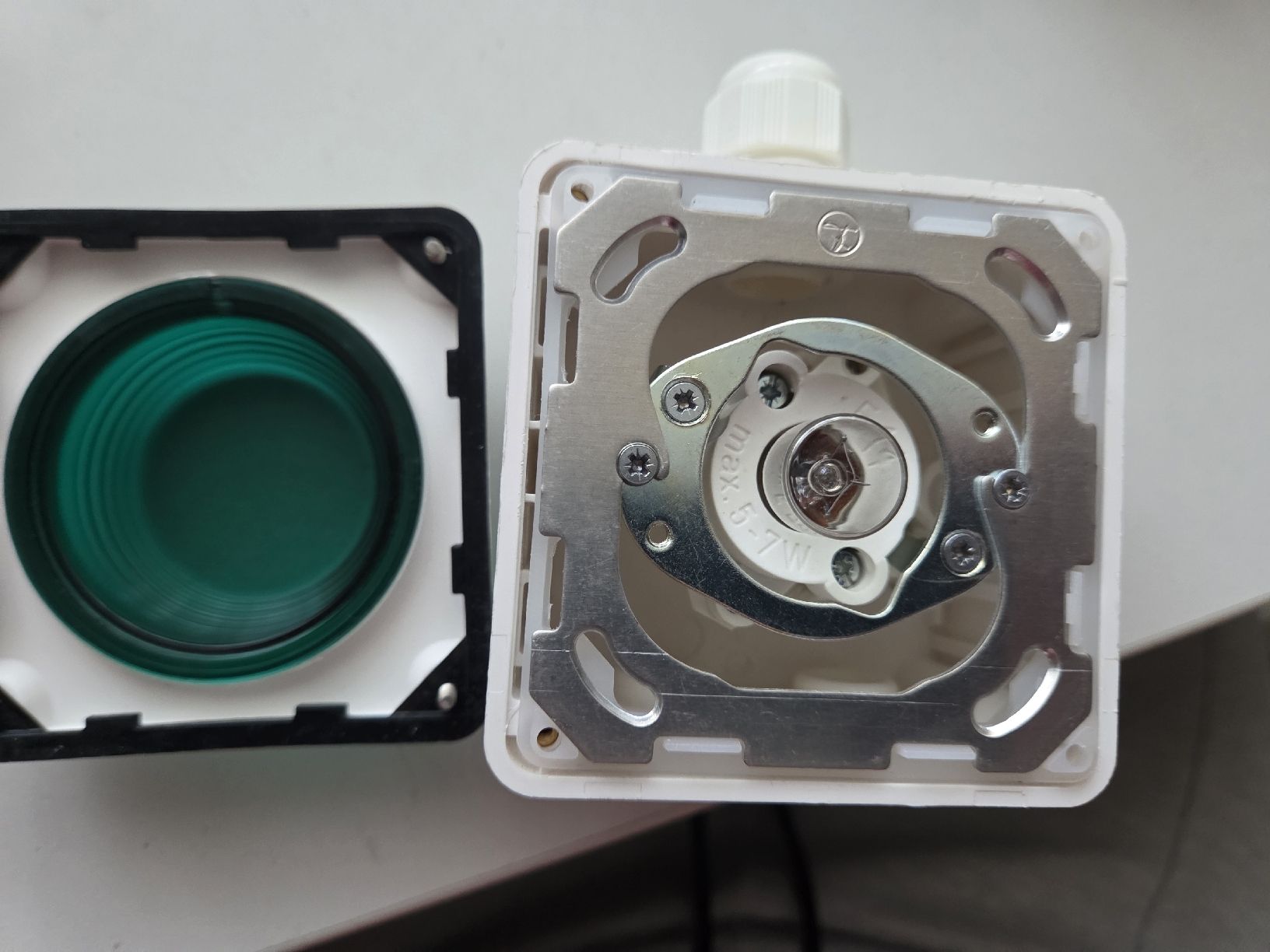 Feller Stecker: Feller Signal Blitzleuchte Hugentobler Typ 18 NAP 24V Grün – Gebraucht aus Zürich von eymen20 7