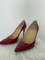 ROTE LACKLEDER-PUMPS DER MARKE CHRISTIAN LOUBOUTIN