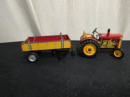 Blechspielzeug Traktor mit Anhänger rot/gelb bespielt
