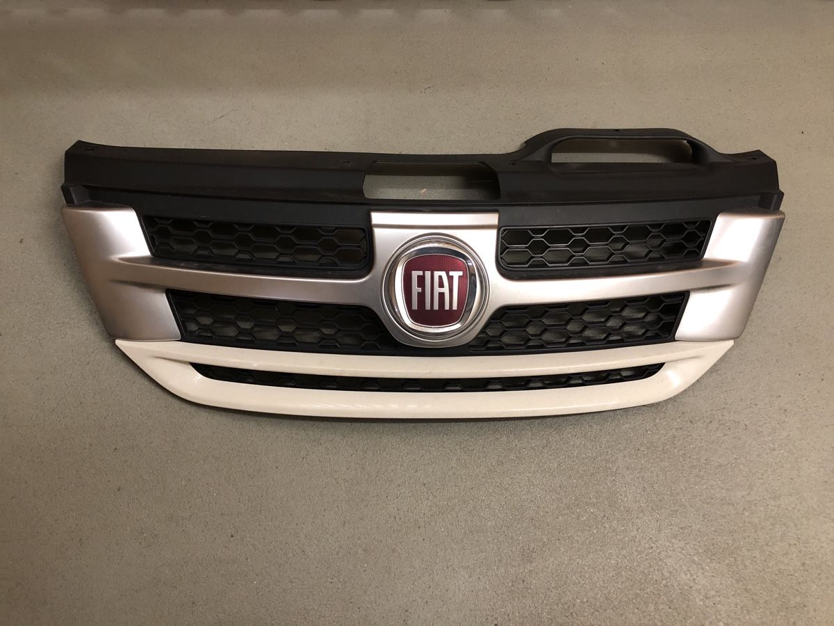 Fiat Tutti pezzi di ricambio auto: Fiat Freemont Frontgrill Bossanova Weiss – Usato da Rikon im Tösstal venduto da BronxBomber