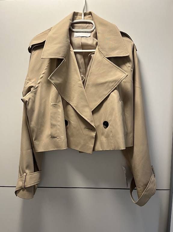 Cappotti: Trenchcoat cropped beige – Usato da St. Gallen venduto da bli_5hp8