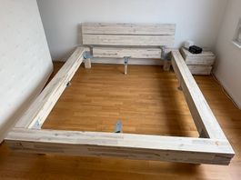  Bettrahmen , Kommode,  und Nachttisch