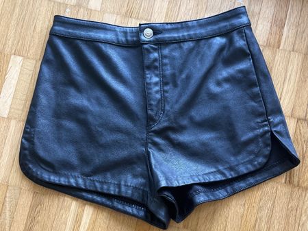 Kurze Leather Optik Hosen schwarz 36-38;Versand 2 Fr