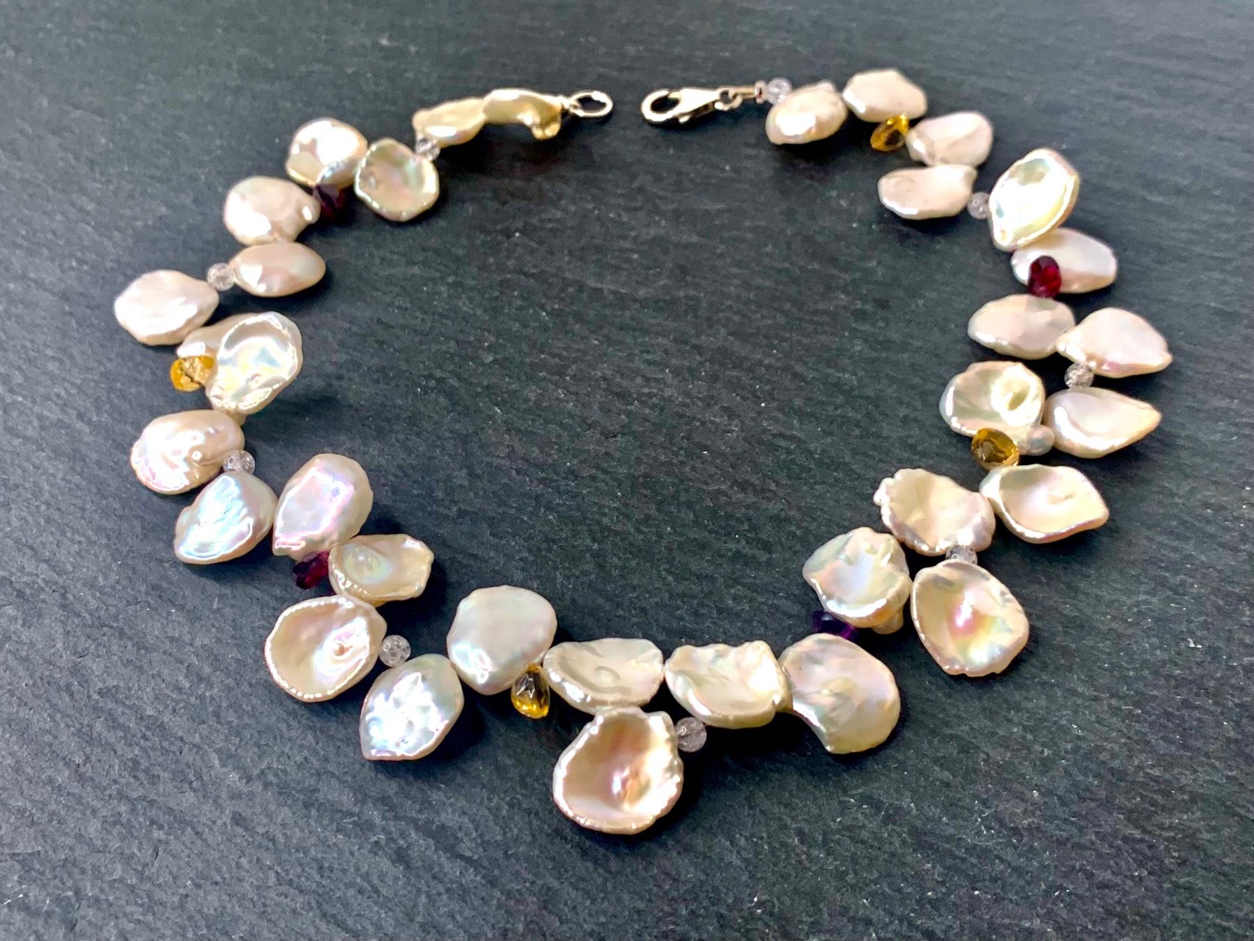 Ketten: Keshi Perlenkette mit Amethyst, Citrin & Granat – Neu und originalverpackt aus Rüschlikon von ThereseJewelryDesign