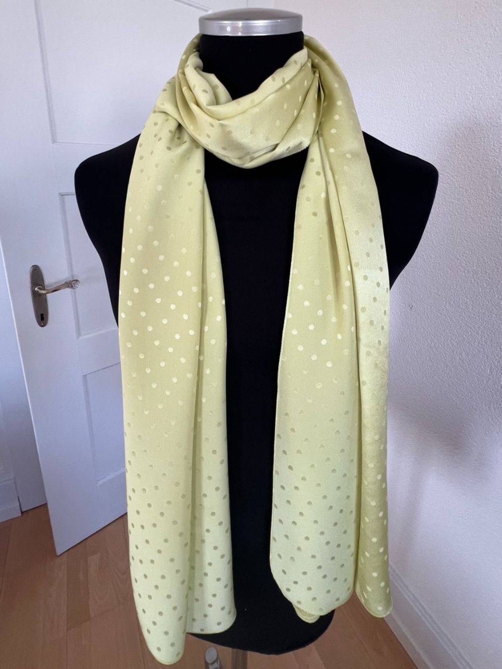 Colora Foulard & Sciarpe: Colora Schal, 100% Seide, Hellgrün, NEU – Nuovo e nell'imballaggio originale da Worb venduto da farben20zauber 1