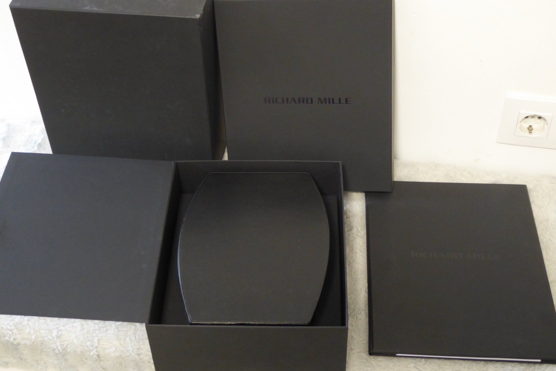 Richard Mille Altro per la casa: Richard Mille box for watch with folder – Nuovo (secondo la descrizione) da Geneve venduto da adr_xk6n 2