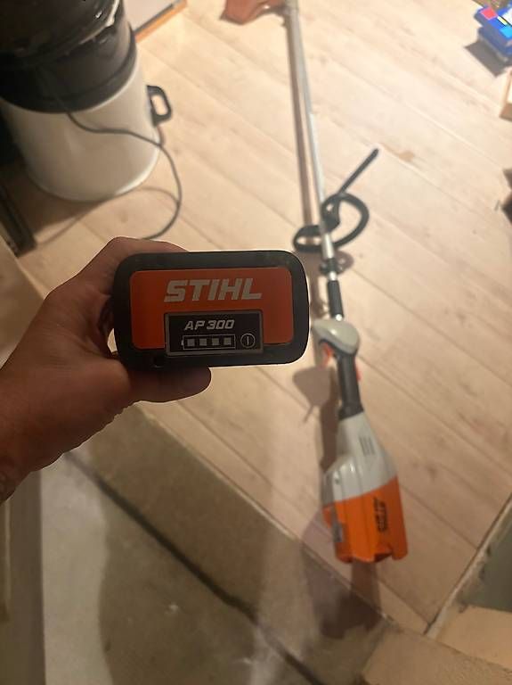 Tutte le macchine: Débroussailleuse STIHL 90 + Accu – Usato da Orbe venduto da launeu 2