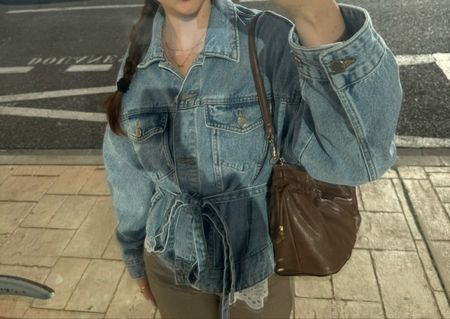 Jeansjacke mit Bindegürtel Grösse M neuwertig