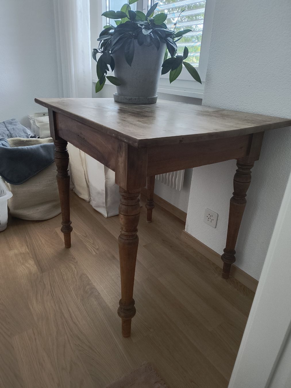 Tavoli: Antikel kleiner Holzisch – Usato da Schliern b. Köniz venduto da yalls 1