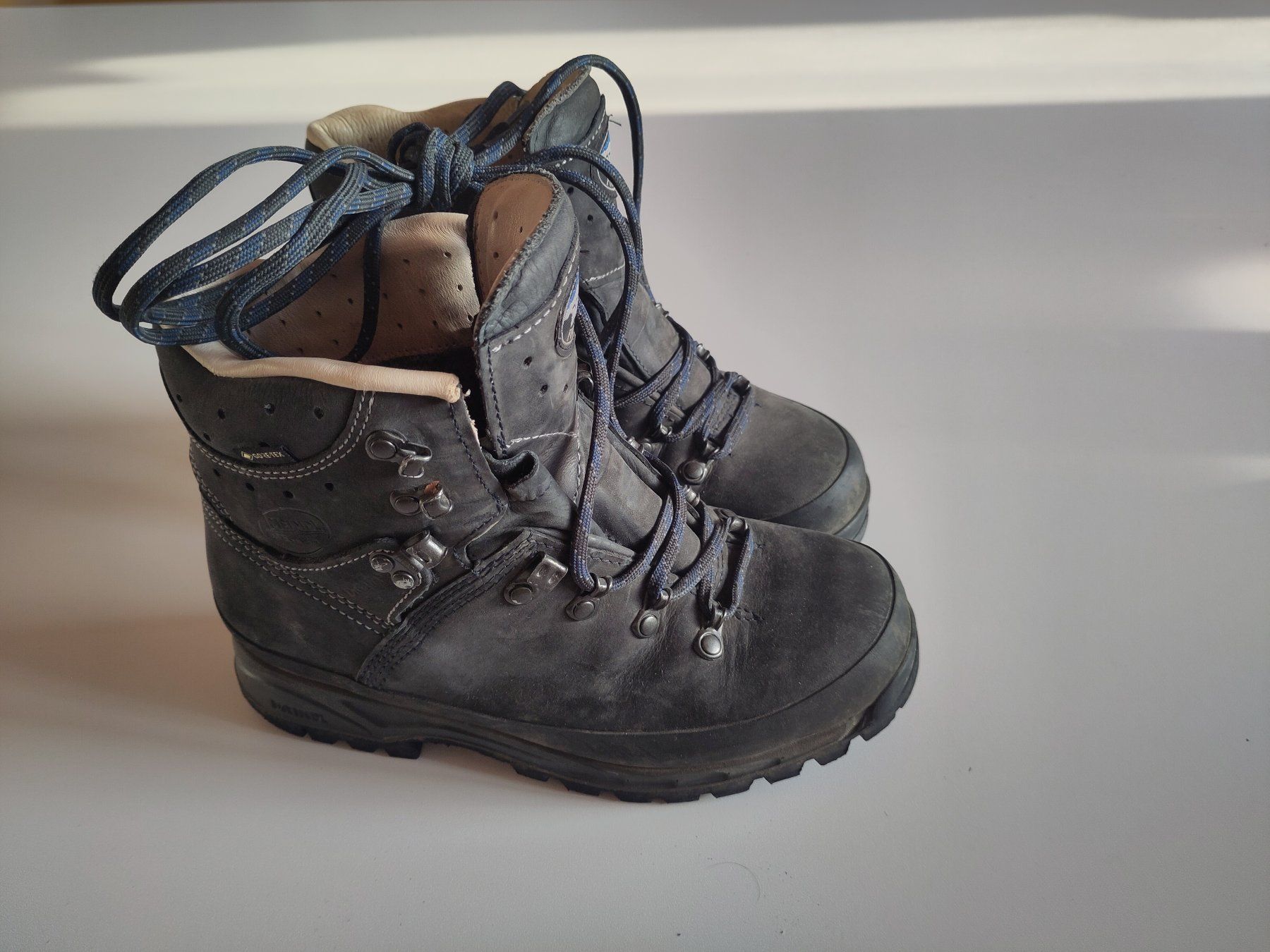Meindl Herrenschuhe: Meindl Wanderschuhe mit ungleicher Schuhgrösse – Gebraucht aus Winterthur von sparchatus 1