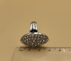 Funkelnder Ring mit Strasssteinen