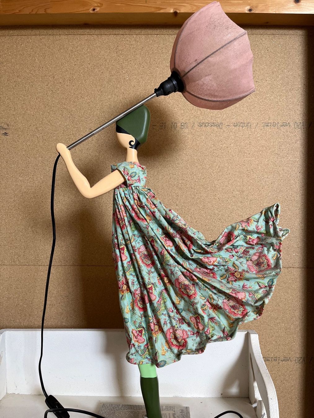 Lampes: Hübsche Deko-Lampe mit Figur und Blumen-Kleid – D'occasion à Derendingen par Sabine16 1