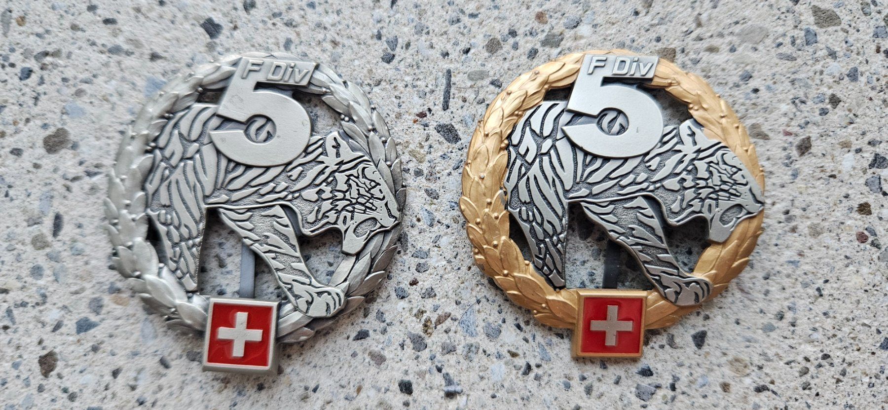 Schweizer Armee Placchette & Badge: *** Beretemblem Set F Div 5 *** – Usato da Riedholz venduto da fr_sIruP
