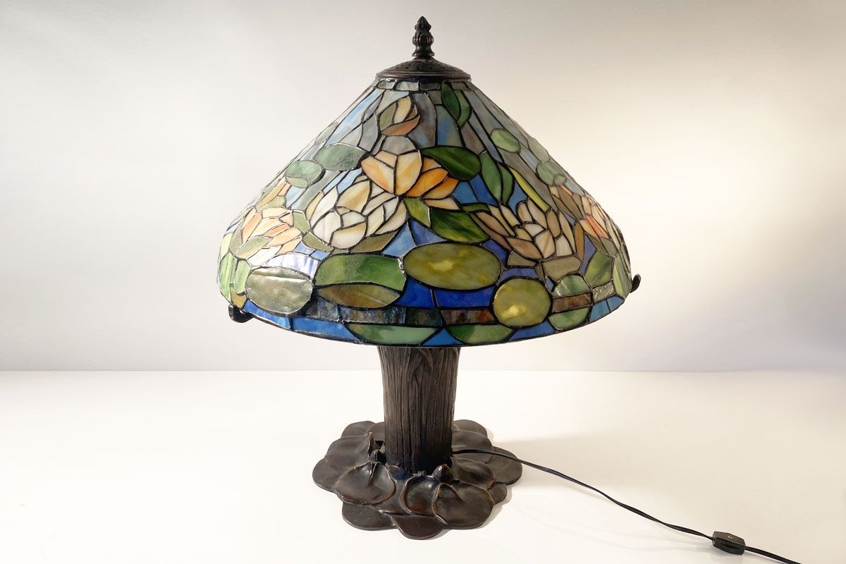 Tiffany & Co. Lampade: Tiffany Lampe Seerose Motiv mit Bronzefuss – Usato da Ballwil venduto da ClassicGallery 1