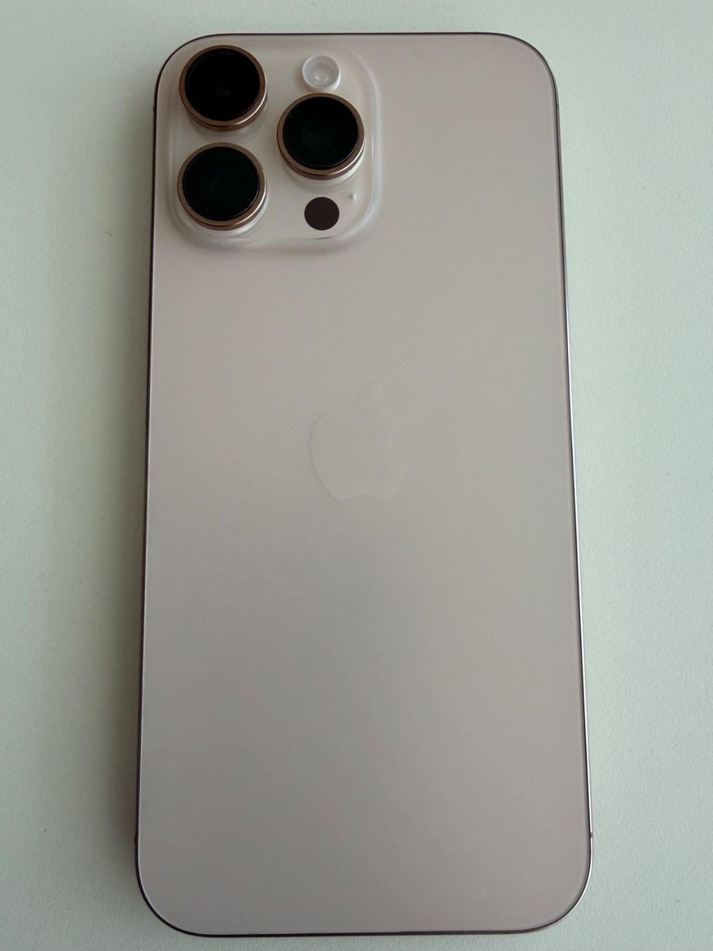 Apple Telefoni cellulari / Smartphones: iPhone 16 Pro Max, Desert Titanium, 256GB – Usato da St-Gingolph venduto da GoldenKeys