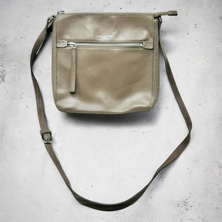 Sac à bandouliére LANCASTER en cuir couleur taupe