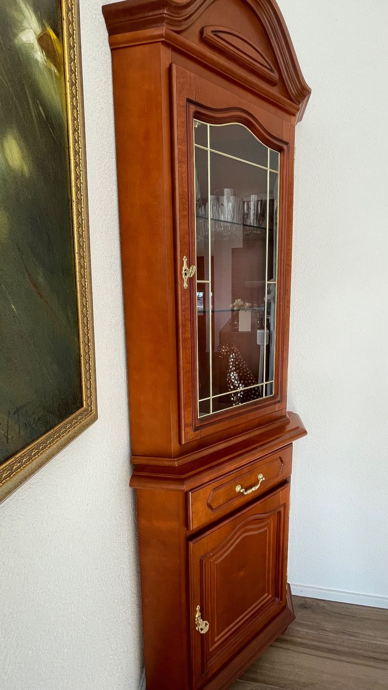 Vitrinen: Klassische Eckvitrine mit Beleuchtung – Kirschbaum – Gebraucht aus Wettswil von MoeLu 1