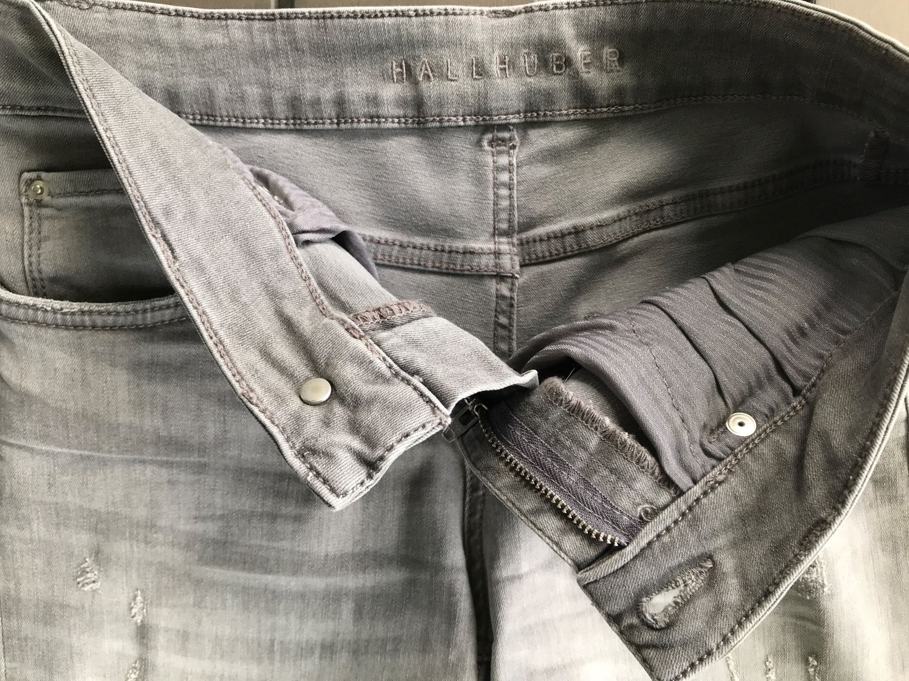 Hallhuber Pantaloni: Hallhuber Shorts Jeansshorts hellgrau, Grösse 36 – Usato da Ebnat-Kappel venduto da Molton 3