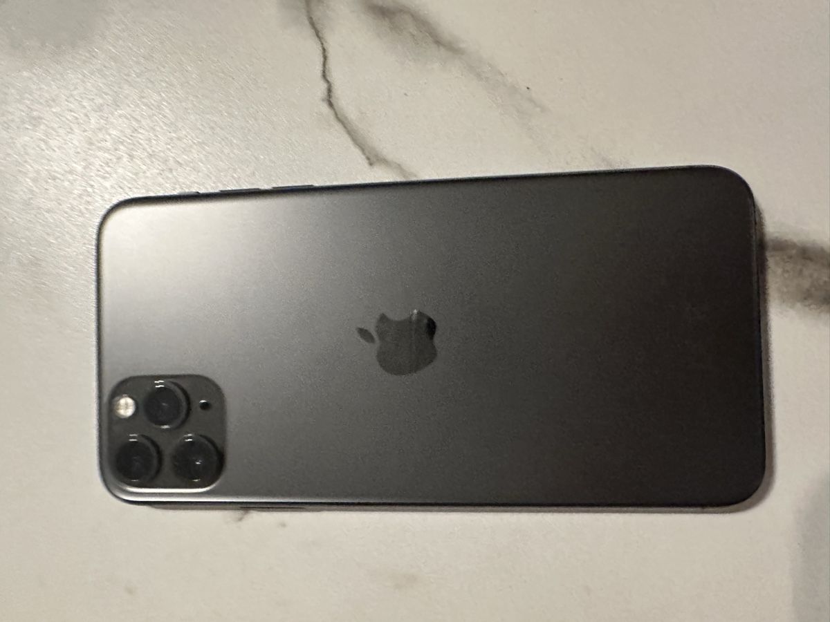 Apple Portables: iPhone 11 pro max Display streifen  – D'occasion à Bassersdorf par semirsh 3