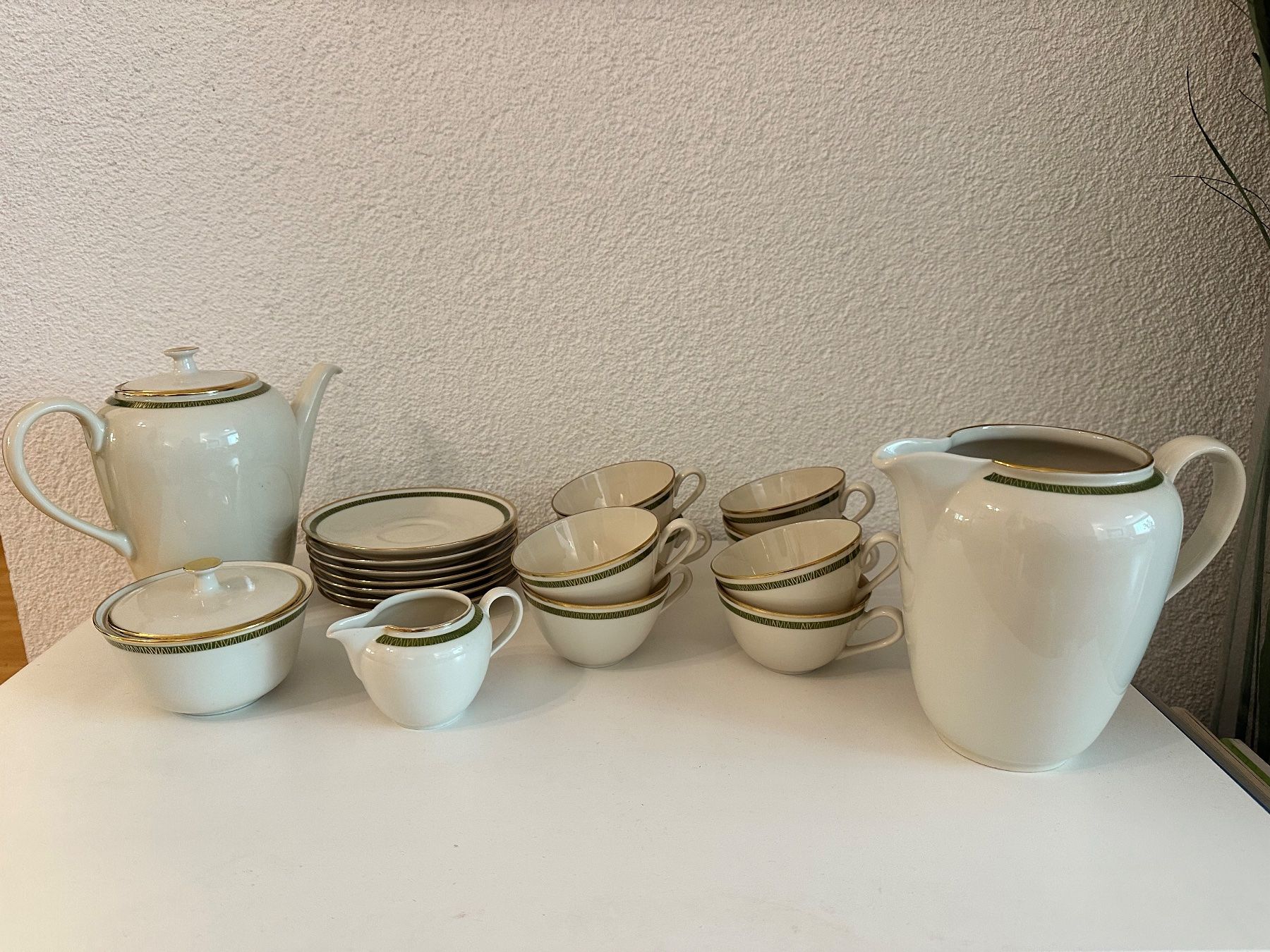 Geschirrsets: Geschirrset - 58-teilig - mit Goldrand – Gebraucht aus Bülach von Jubet