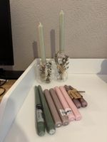 Kerzenständer Glas mit Kerzen und Tafelkerzen
