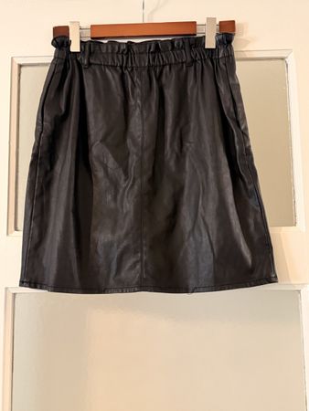 Schwarzer Rock Lederlook von ONLY in Grösse 40 zu verkaufen!