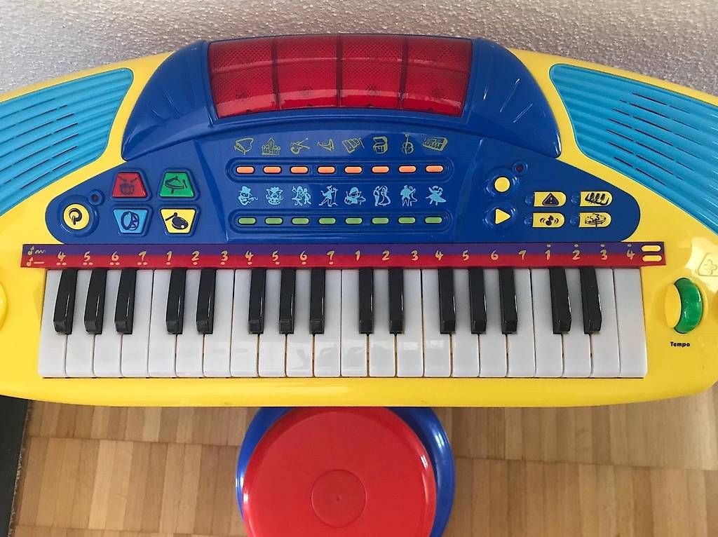 Strumenti musicali: Elektronisches Keyboard mit Hocker – Usato da Dübendorf venduto da giuseppe3101 1